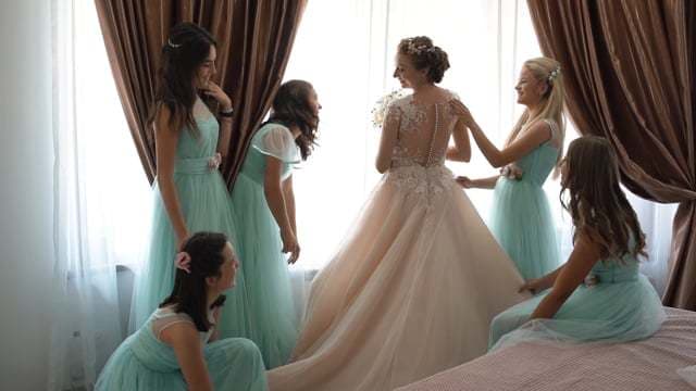 Videoclip de Beautiful Day la Royal Horse