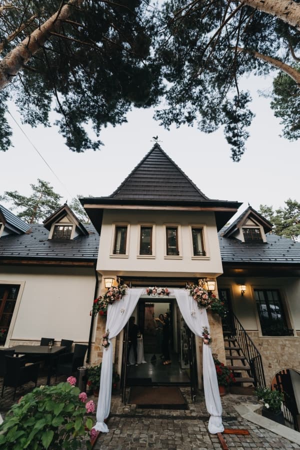 Parcul cu Pini - locatie pentru nunti in Moinești, Bacău