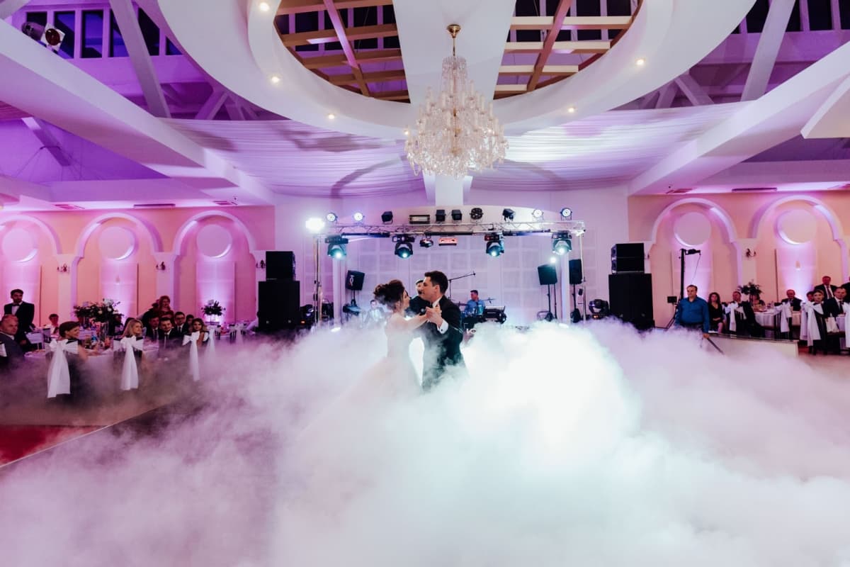 Fotografie de Lights and Tales la Classic Ballroom 