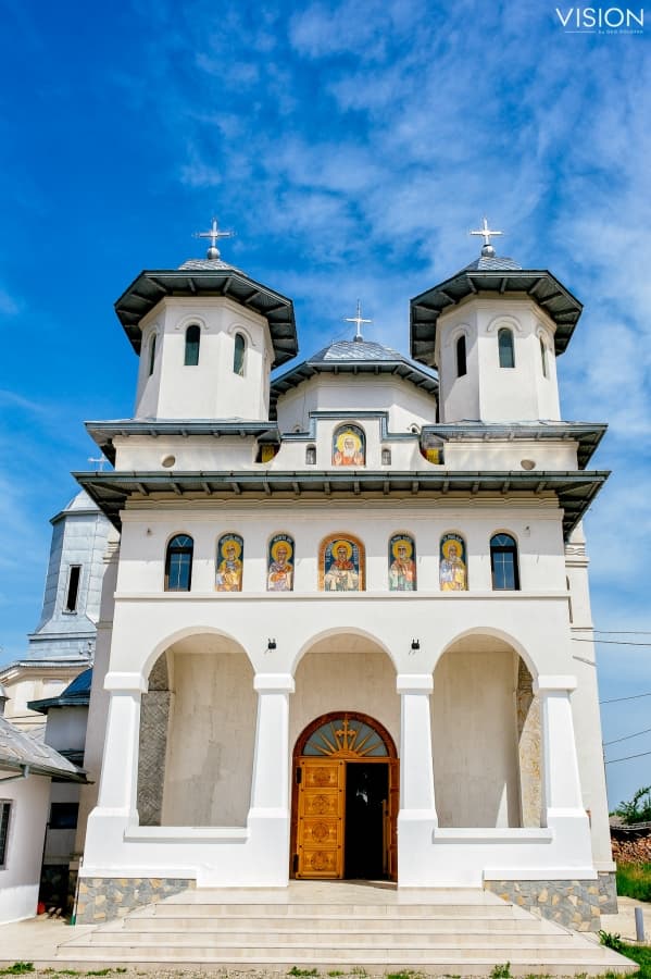 Biserica Cuvioasa Paraschiva - locatie pentru nunti in Poiana Lacului, Argeș