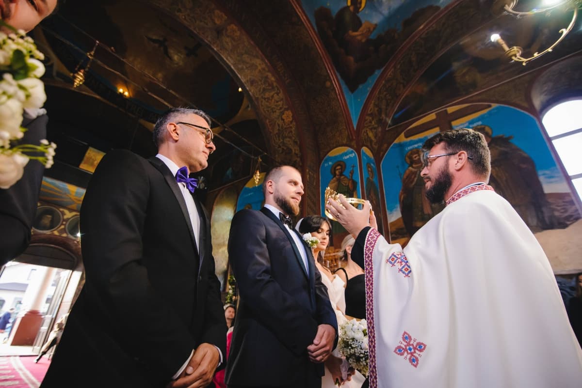 Biserica Intrarea Maicii Domnului în Biserică - locatie pentru nunti in Brezoi, Vâlcea