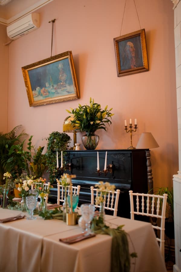 Fotografie de District One Stories la Luna Cafe &amp; Bistro