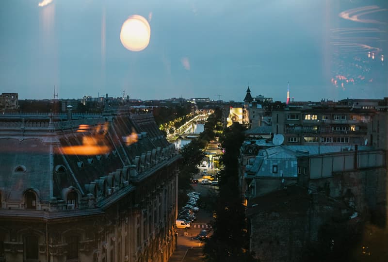 Fotografie de Corina Margarit la Linea / Closer To The Moon