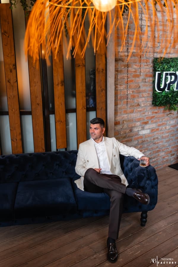 Fotografie de cadre_weddings la UPPER Steak &amp; Wine Bar 