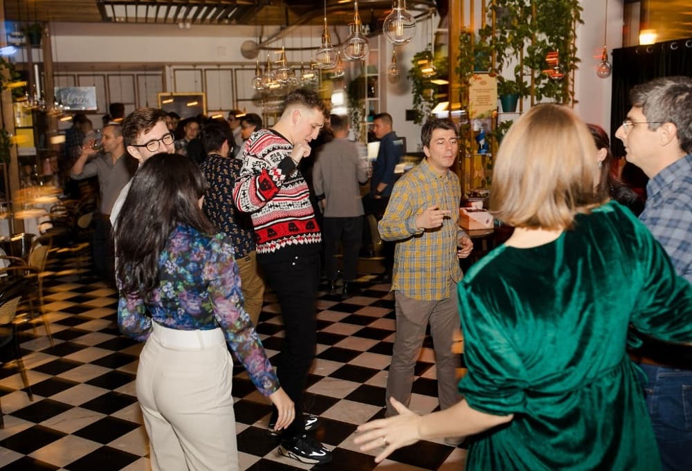 Amiq - Fotografii de District One Stories